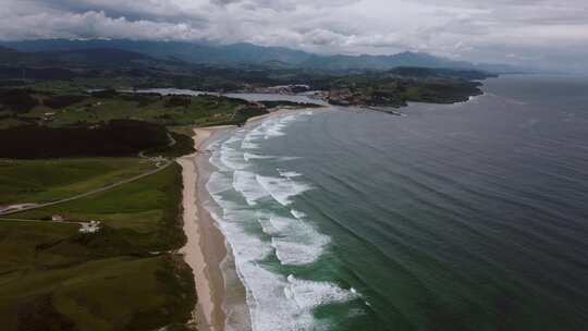 航拍沿海岸的风光与海浪