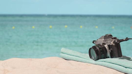 夏季假期概念沙滩上拿起相机的人视频素材模板下载
