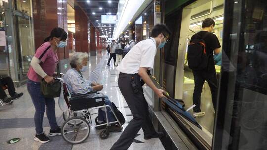 党员服务残疾人乘坐地铁视频素材模板下载