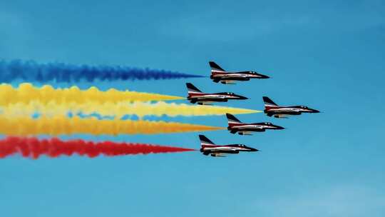 多架战斗机空中拉彩烟飞行