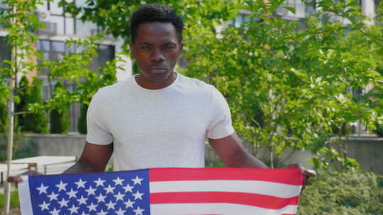 夏天拿着美国国旗和相机的肖像非裔美国人