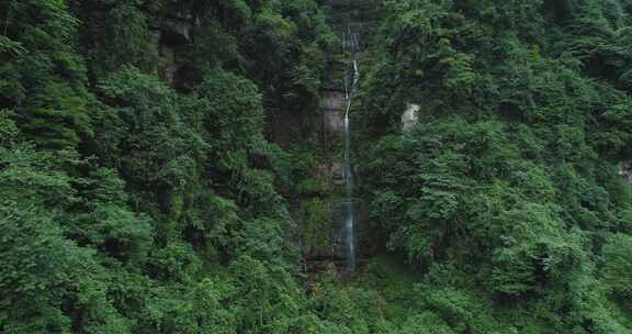 航拍山间岩石溪流瀑布清泉水