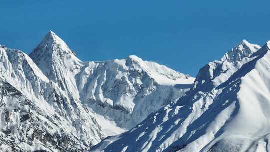 航拍西藏昌都然乌湖旁的雪山