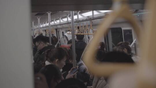 晚上乘搭地铁人流视频素材视频素材模板下载