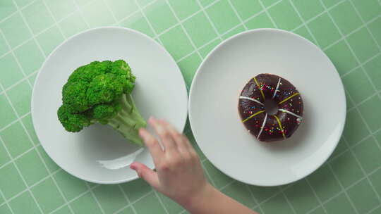 孩子正在花椰菜和巧克力甜甜圈之间做出选择