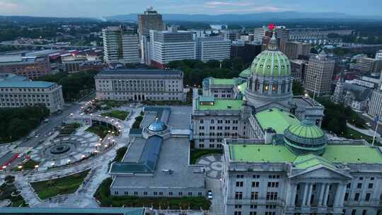 宾夕法尼亚州哈里斯堡国会大厦的侧视图和黎明时分的城市景观。州政府，公司