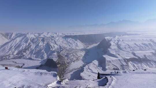 航拍新疆冬季安集海大峡谷红色山脉雪山河流