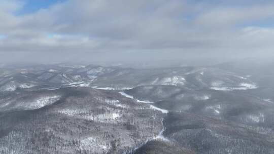 冷空气迷漫的寒冬山林雪景