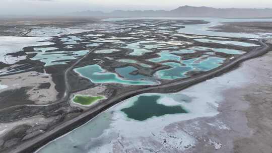 青海海西大柴旦翡翠湖道路湖水航拍视频