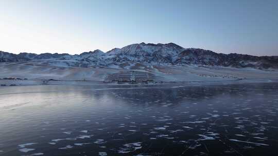 航拍冬季新疆赛里木湖雪山冰湖蓝冰日照金山