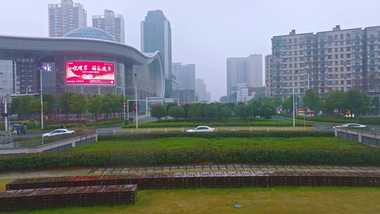 武汉光谷广场转盘近景穿越航拍4K