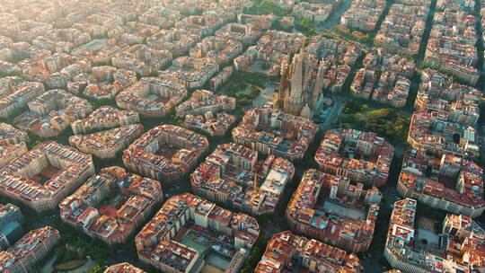 巴塞罗那城市天际线和圣家堂的鸟瞰图。Ei