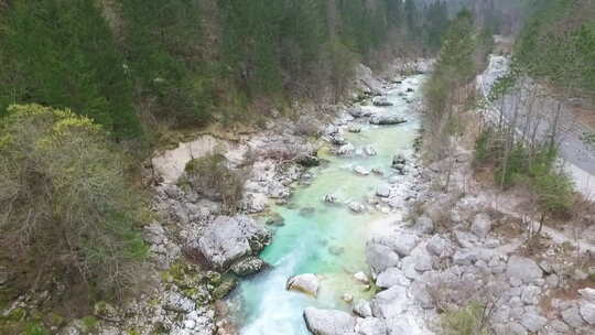 山谷中的河流