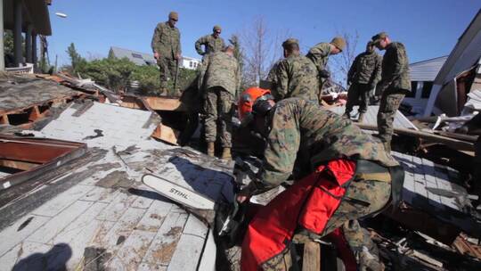 海军陆战队和陆军在废墟中开展救援行动视频素材模板下载