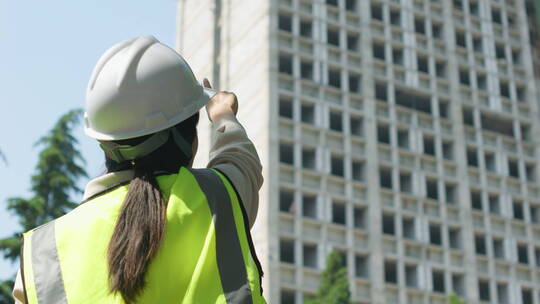 中国人女工程师戴建筑头盔工作记录