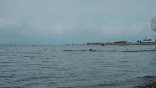 青海湖/平静的湖面/湖泊/绿地