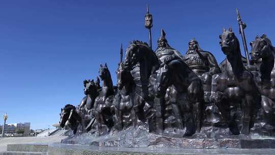 B新疆准噶尔废王城江格尔英雄雕塑2视频素材模板下载