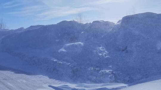 内蒙古草原雪景国道旁风吹雪白毛风