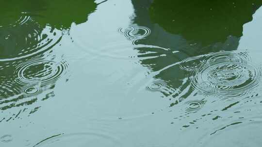 唯美雨滴落在水面上