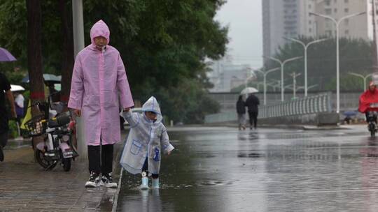 雨中父子 雨中孩子戏水视频素材模板下载