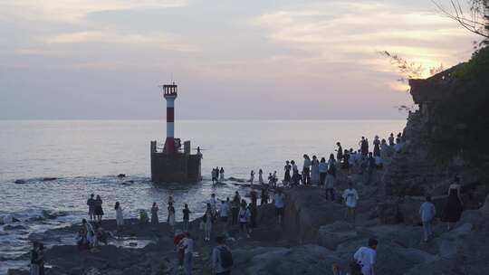 北海冠头岭海边人群日落海浪