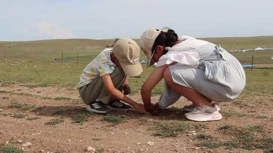 草原上玩耍的孩子