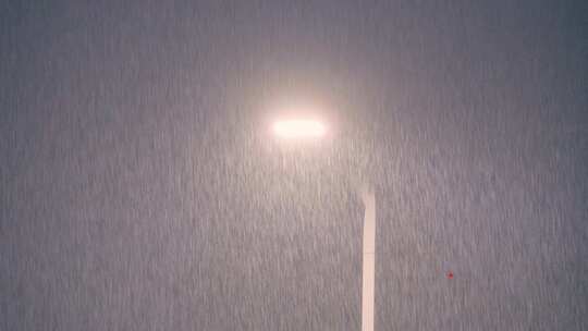夜晚下大雨 送外卖 路灯下风雨飘摇
