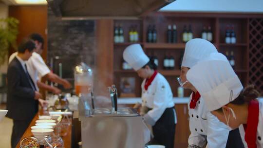 星级酒店早餐时为客人服务的厨师视频素材模板下载