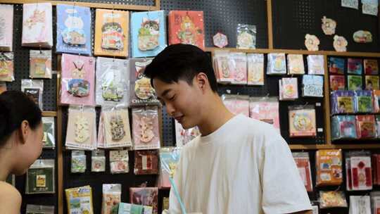 男生在店内挑选商品