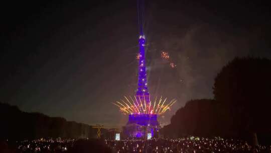 巴士底日烟花表演埃菲尔铁塔巴黎法国庆祝