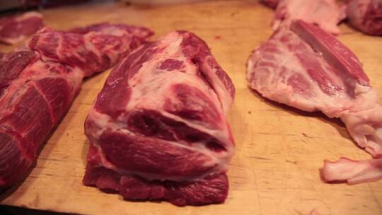 【镜头合集】肉摊上案板上的猪肉五花肉视频素材模板下载