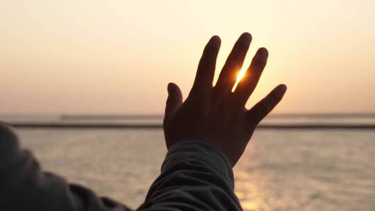 男人挥手向夕阳说再见