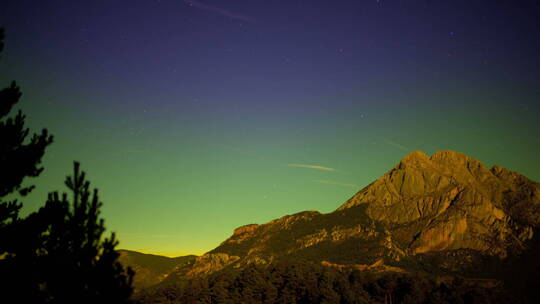 流星划过山顶夜空