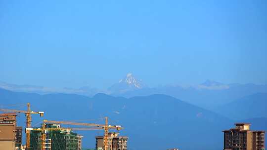 在成都遥望雪山实拍视频素材模板下载