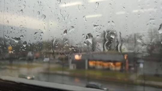 窗户上滑落的雨滴