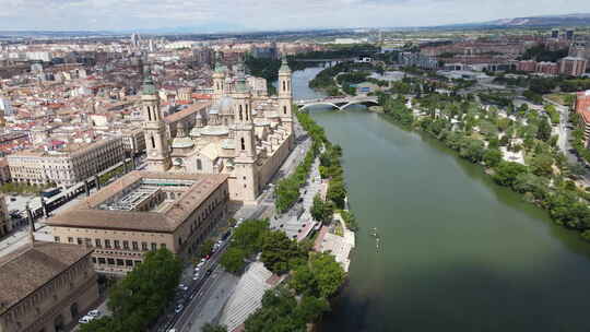 俯瞰西班牙阿拉贡埃布罗河的萨拉戈萨市中心