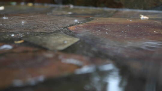 雨落在人行道的石头上视频素材模板下载