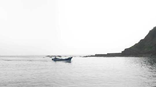 青岛阴天渔船在海上行驶