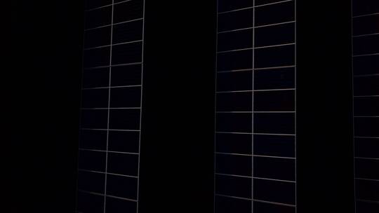 夕阳中的工业太阳能发电站电池板