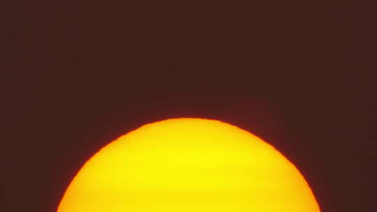 超级巨大太阳升起日长焦特写