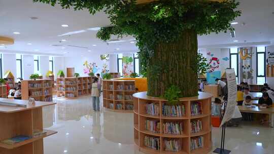 图书馆阅览室里孩子们静享暑假阅读乐趣