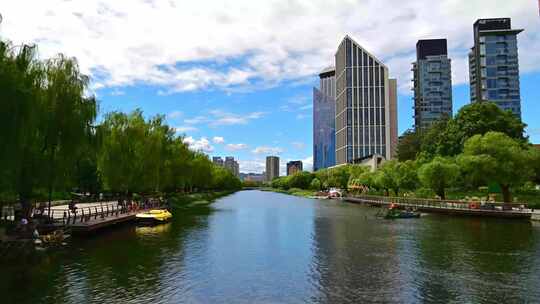 蓝天白云北京亮马河水中倒影风景