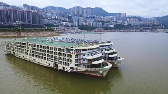 航拍长江江面的大型货轮