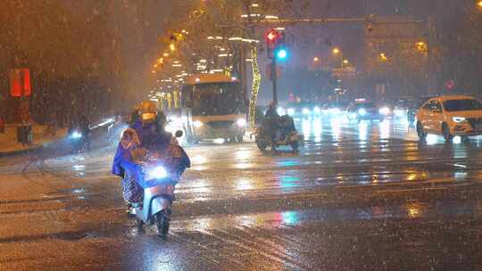 无锡城市下雪 雨雪天气 电瓶车 交通