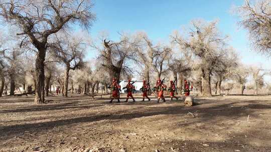 胡杨林武警战士巡逻画面