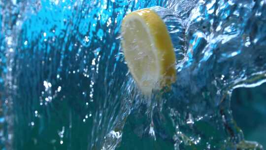 4K-柠檬片穿过倾斜而下的水流