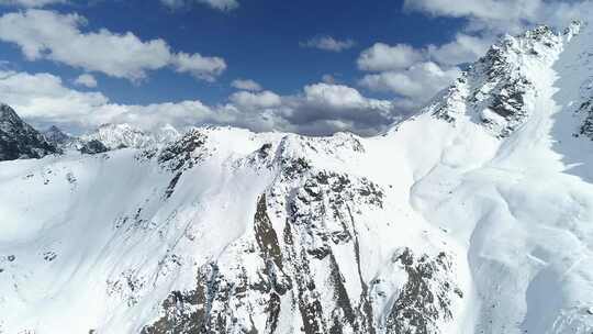 航拍雪山道路