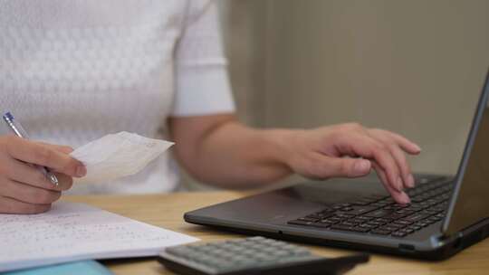 女人在办公室的桌子上用计算器计算账单视频素材模板下载