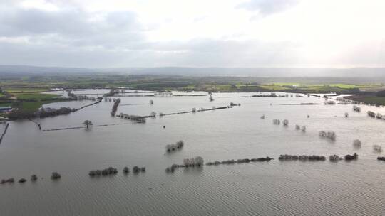 航拍下被洪水决堤的农田视频素材模板下载