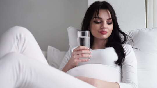 孕妇在家喝水视频素材模板下载